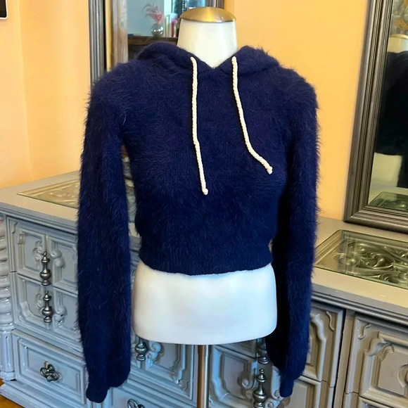 House of Harlow 1960 x REVOLVE Vaughn Eyelash Fuzzy Pullover Hoodie Deep Blue XS - Picture 3 of 11